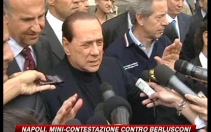 Napoli, Berlusconi contestato davanti alla prefettura