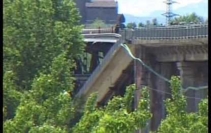 Piena del Po, crolla ponte a Piacenza: un ferito grave