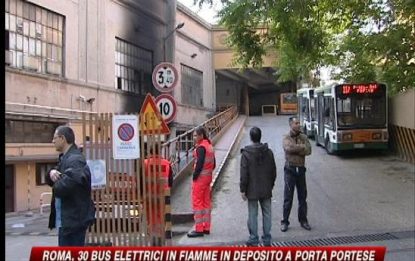 Roma, 30 bus elettrici in fiamme
