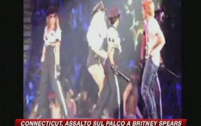 Paura per Britney: un fan sul palco mentre canta