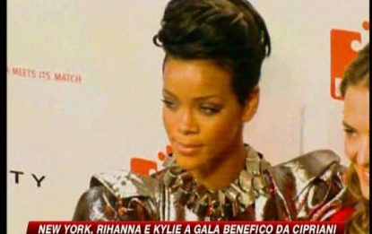 Rihanna rifiorisce per benficenza