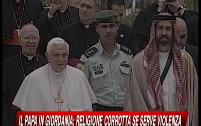 Il Papa in moschea: "La religione non serva la violenza"