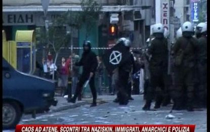 Atene, scontri tra naziskin, immigrati e polizia