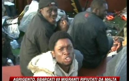 Agrigento, sbarcati 69 migranti rifiutati da Malta