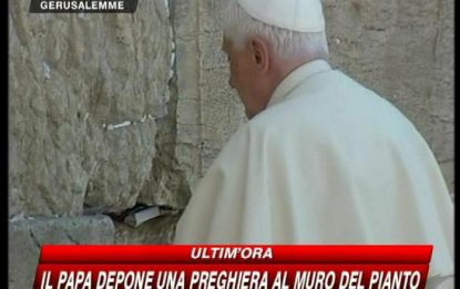 Il Papa prega al Muro del Pianto