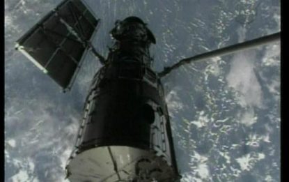 La navetta Atlantis ha agganciato il telescopio Hubble