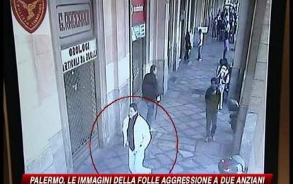 Palermo, le immagini dell'aggressione ai due anziani