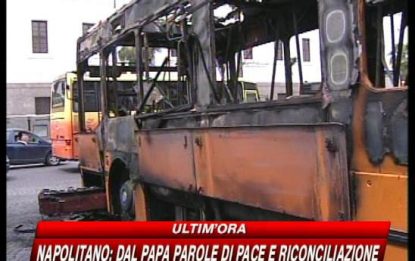 Napoli, teppisti danno fuoco a un autobus