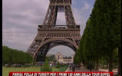 Parigi, la Tour Eiffel festeggia i primi 120 anni
