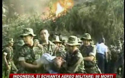 Aereo militare cade su una risaia: almeno 98 morti