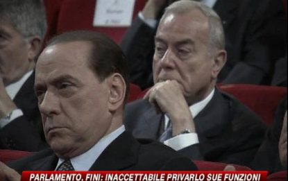 Berlusconi, affondo alle Camere. Critiche da Fini