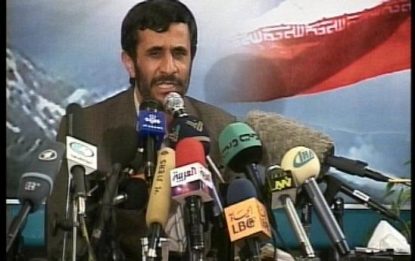 Kabul, Ahmadinejad visita Karzai
