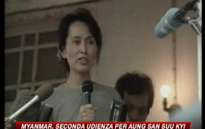 Aung San Suu Kyi resta in carcere