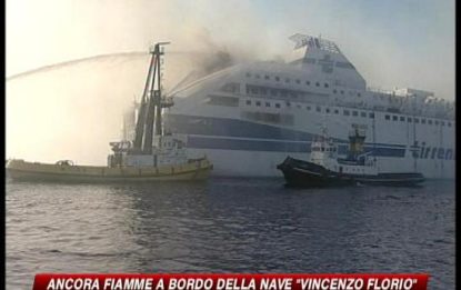 Incendio sul traghetto, la nave ancora avvolta da fumo