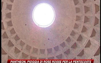 Pantheon, pioggia di rose rosse per la Pentecoste