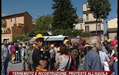 L'Aquila, cittadini violano la zona rossa per protesta
