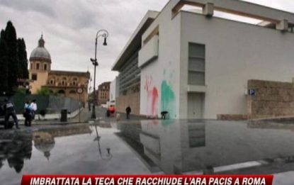 Roma, vandali sfregiano la teca dell'Ara Pacis