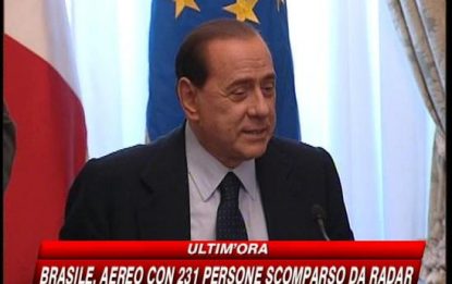 Foto scomode e voli di Stato, Berlusconi sotto assedio