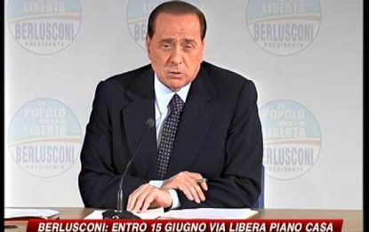 Foto a Villa Certosa, Berlusconi: "Inaccettabile"