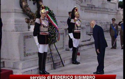2 Giugno, omaggio di Napolitano all'Altare della Patria