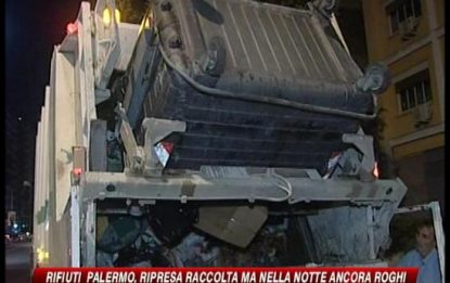 Palermo, ancora roghi ma ripresa raccolta rifiuti