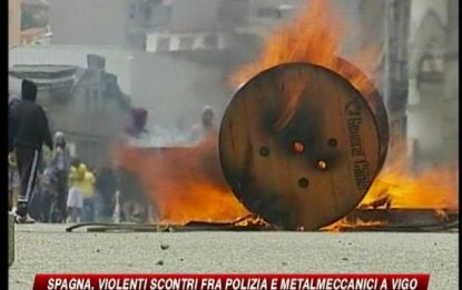 Spagna, violenti scontri tra polizia e metalmeccanici