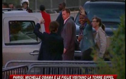 Parigi, Michelle Obama e le figlie alla Torre Eiffel