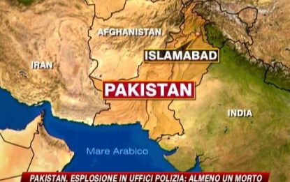 Pakistan, potente esplosione in ufficio della polizia