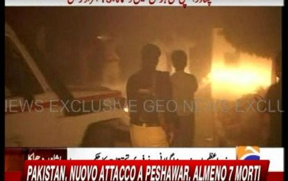Pakistan, esplosione davanti ad un hotel di Peshawar