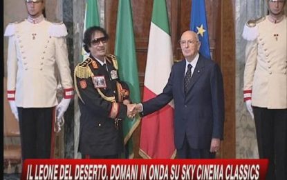 Gheddafi in Italia con al collo la foto del patriota