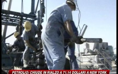 Petrolio, Scajola: no al prezzo volatile dei carburanti