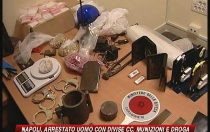 Napoli, trovate divise carabinieri e armi: un arresto