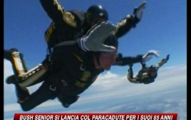 Bush sr festeggia 85 anni lanciandosi col paracadute