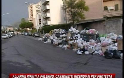 Palermo, emergenza continua: ancora rifiuti incendiati