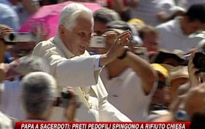 Papa: "I preti pedofili allontanano dalla Chiesa"