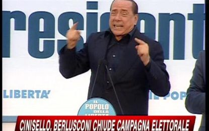 Berlusconi ai contestatori: poveri comunisti, fate pena