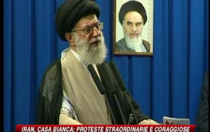 Iran, Khamenei legittima il voto: "Il popolo ha scelto"