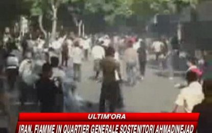 Teheran nel caos, brucia quartier generale Ahmadinejad