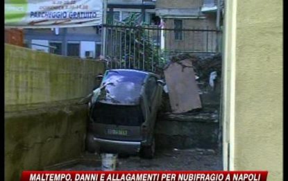 Nubifragio si abbatte su Napoli