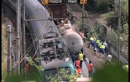 Deraglia un treno merci, Italia spaccata in due