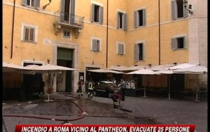 Roma, rogo in appartamento vicino al Pantheon: 25 evacuati