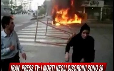 Iran, polizia spara su folla. Khamenei: non cederemo