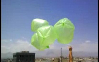 Iran, palloncini verdi per esprimere dissenso