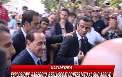 Berlusconi a Viareggio, pochi applausi e tanta contestazione