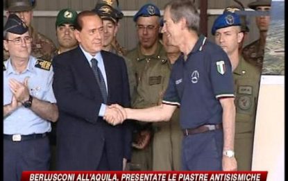 Berlusconi all'Aquila, presentate piastre antisismiche