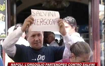 Magliette e sfottò, così Napoli risponde a Salvini