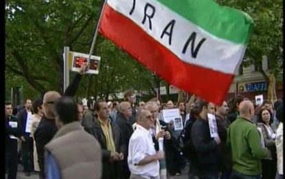 Teheran, l'opposizione scende in piazza. La polizia spara