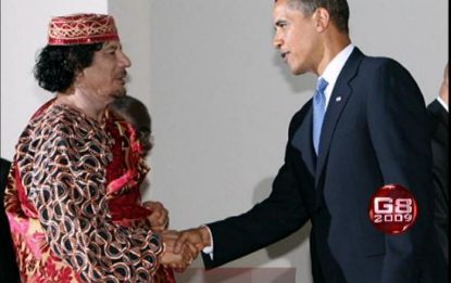 G8, a cena stretta di mano tra Gheddafi e Obama