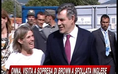 G8, Gordon Brown in visita tra le macerie di Onna