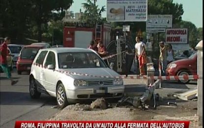 Roma, auto contro fermata del bus: un morto e 2 feriti